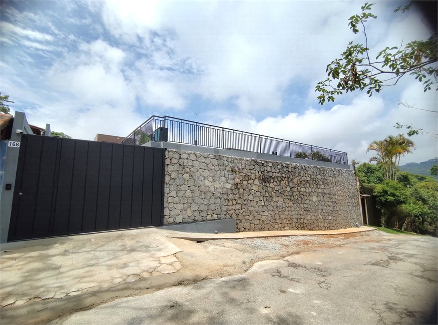 Casa à venda com 4 quartos, sendo 2 suítes, no condomínio Alpes da Cantareira, Mairiporã - SP