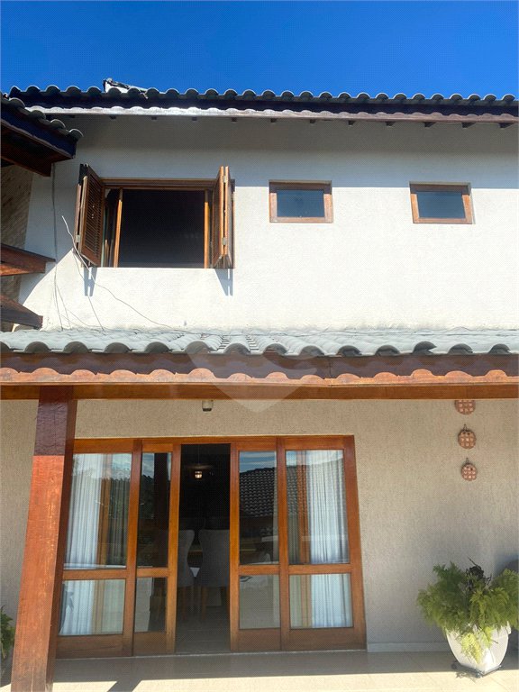 Casa à venda com 5 quartos, sendo 4 suítes, no condomínio Lago do Imperador, Mairiporã - SP