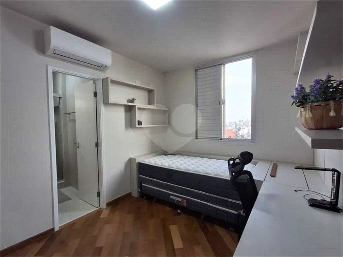 Apartamento totalmente decorado em Moema com 70 m2 , 2 quartos, 2 suítes e 2 vagas, ambientes com ar condicionado.