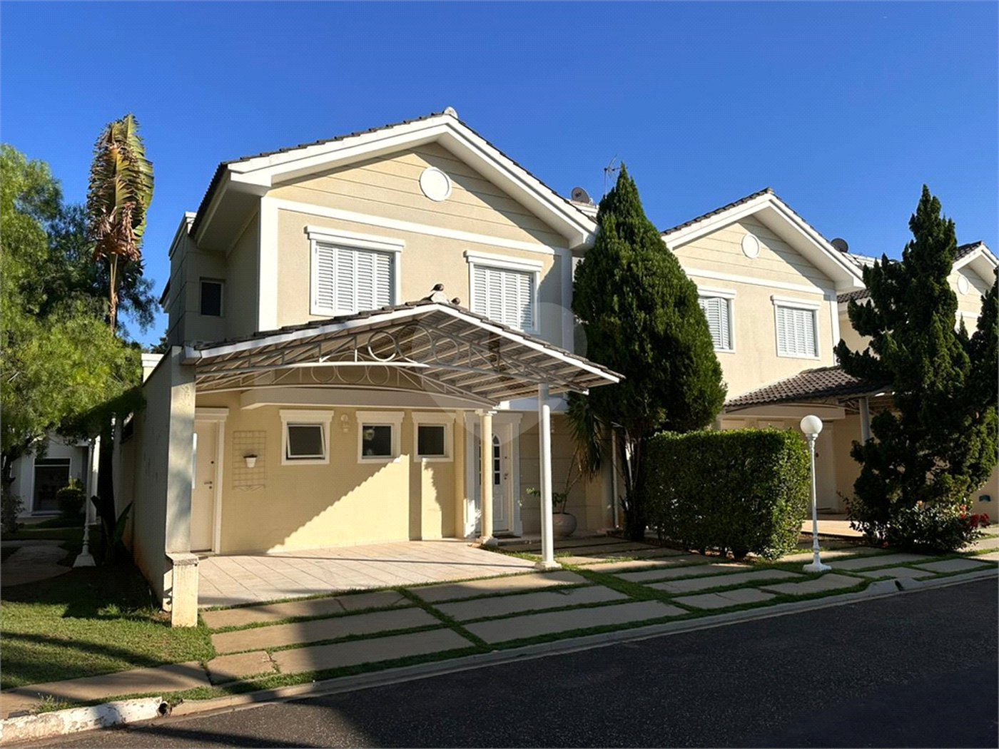 Casa à venda com 4 quartos, sendo 2 suítes, no condomínio Vila D'amalfi, Sorocaba - SP