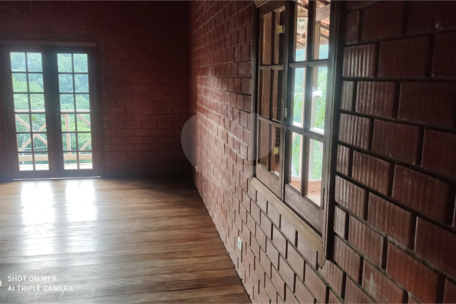 Casa à venda com 4 quartos, sendo 3 suítes, no condomínio Sausalito, Mairiporã - SP