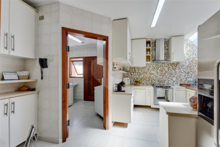 Casa à venda com 3 quartos, sendo 2 suítes, no condomínio Granja do Morumbi, São Paulo - SP