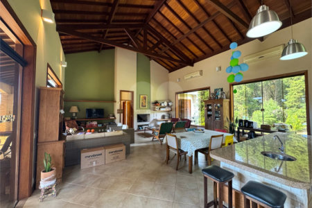 Casa à venda com 7 quartos, sendo 3 suítes,  em Jardim Colombo, Itapetininga, SP