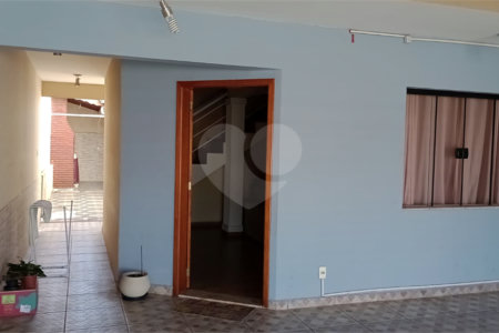 Sobrado à venda com 4 quartos, sendo 1 suíte,  em Parque das Paineiras, Sorocaba, SP