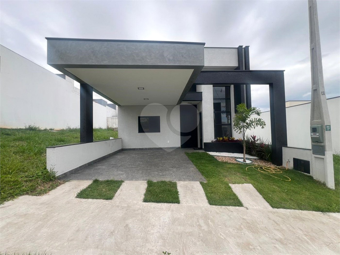 Casa à venda com 3 quartos, sendo 1 suíte, no condomínio Horto Florestal Villagio, Sorocaba - SP