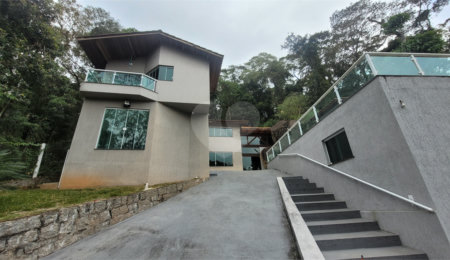 Casa à venda com 4 quartos, sendo 1 suíte,  no condomínio Parque Suiça, Caieiras - SP