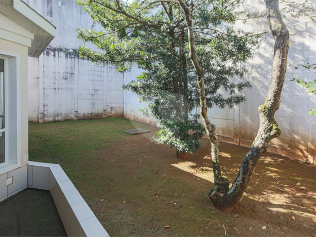 Casa à venda com 4 quartos, sendo 2 suítes,  no condomínio Bristol Village, São Paulo - SP