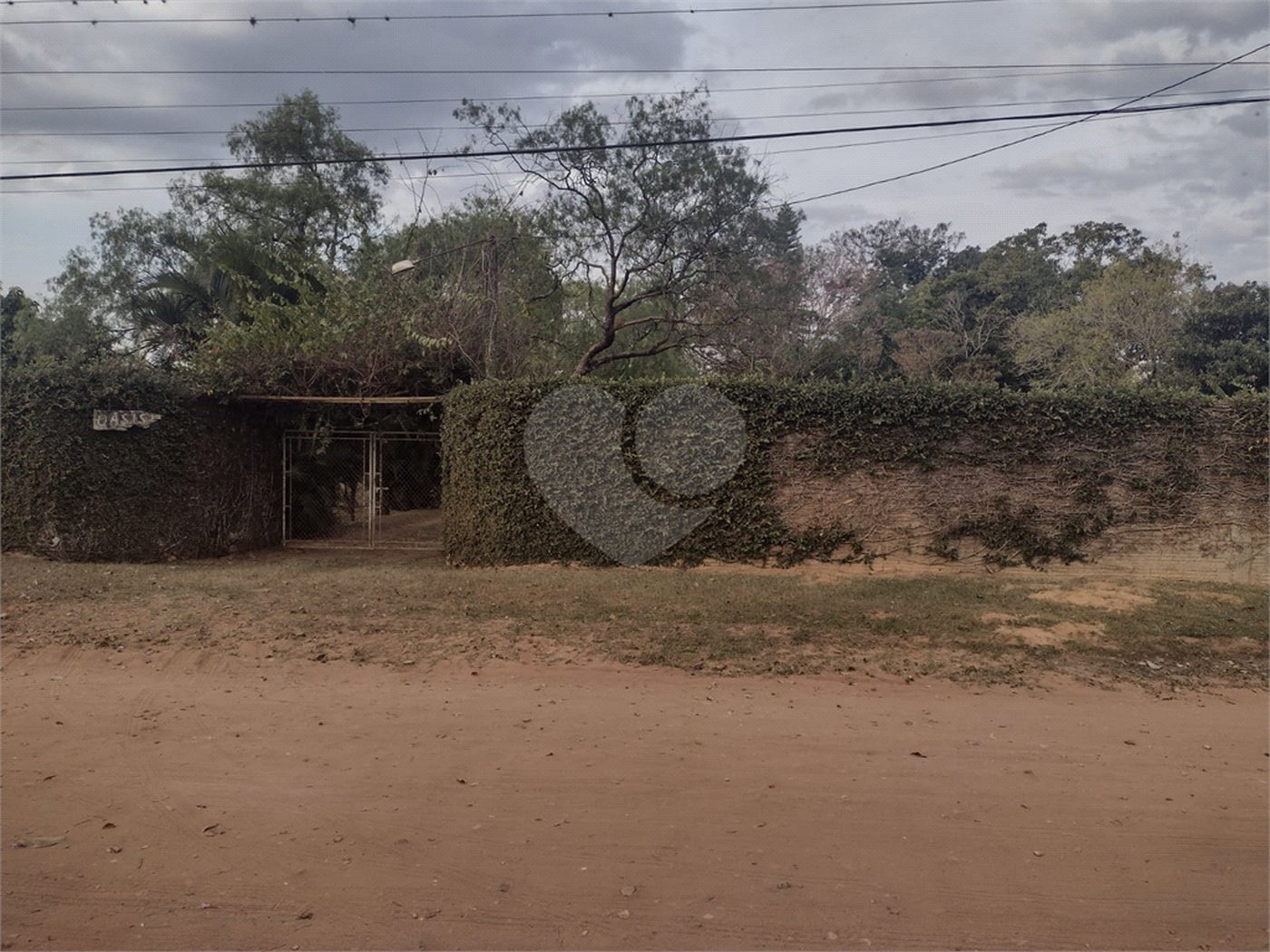 Chácara localizada no Condomínio Leila a venda.
