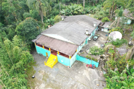 Tapiraí Sp - Sítio Santa Clara - Area de 12,1 ha - composto por casa principal, galpões poço artesiano, ótima área para plantios. Fica localizado a aproximadam. 1 quilômetro da prefeitura. Area preservação permanente- 4,6 ha - Area aproveitável - 4,6 ha - area utilizada rural - 2,5 ha -R$ 750.000,00