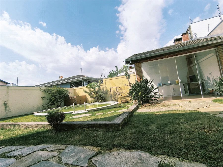 Casa com Suíte Master, Closet, Piscina e Espaço Gourmet Próxima ao Parque Ecológico- 03 quartos -com quintal