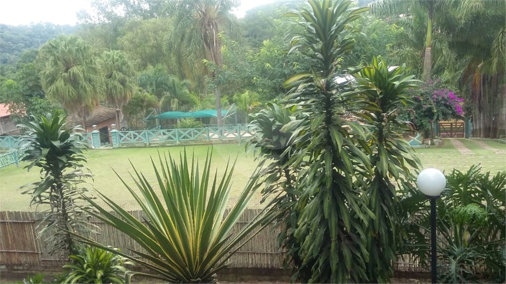 Casa à venda com 6 quartos, sendo 4 suítes, no condomínio Recanto dos Palmares, Atibaia - SP