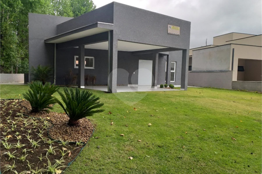 Casa à venda com 2 quartos, sendo 1 suíte, no condomínio Figueira Garden, Atibaia - SP