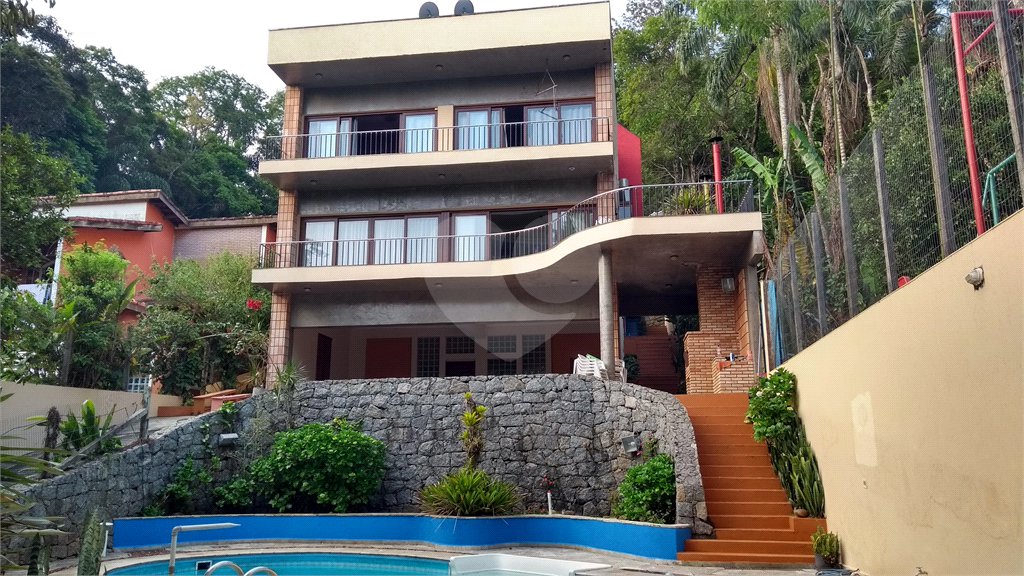 Casa à venda com 4 quartos, sendo 2 suítes, no condomínio Champs Elysees Village, Mairiporã - SP