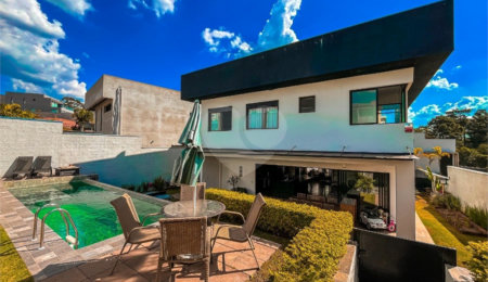 Casa à venda com 4 quartos, sendo 3 suítes, no condomínio Vintage, Cotia - SP