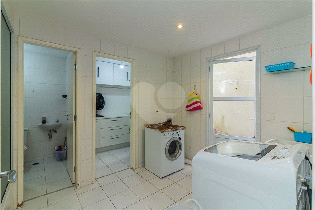 Casa à venda com 4 quartos, sendo 2 suítes, no condomínio Domus, São Paulo - SP