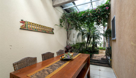 Casa à venda com 5 quartos, sendo 4 suítes, no condomínio Villa de Monterey, São Paulo - SP
