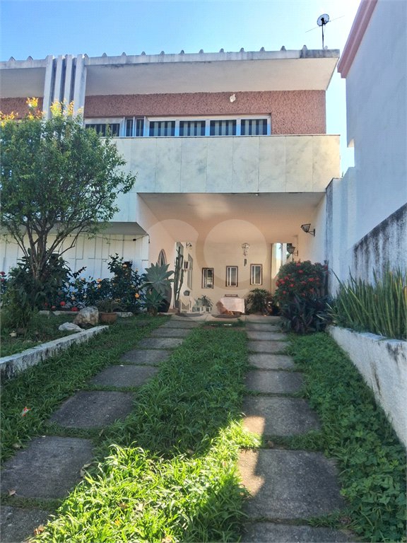 Casa à venda com 3 quartos, sendo 2 suítes, no condomínio Rio Bon, Rio de Janeiro - RJ