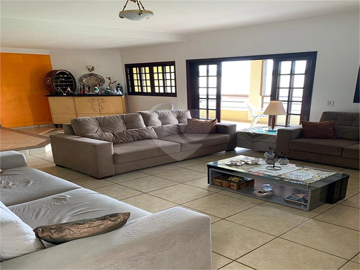 Sobrado à venda com 4 quartos, sendo 3 suítes,  no Centro, Jarinu, SP