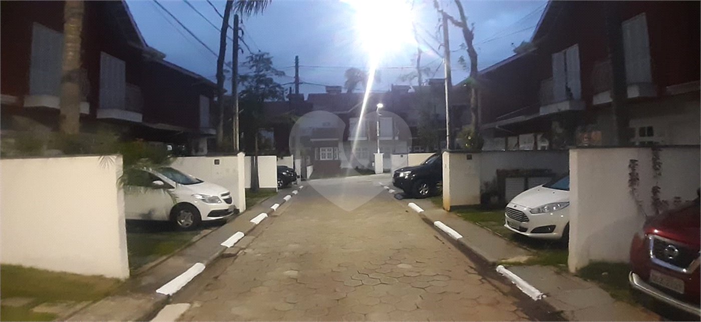 Casa à venda com 3 quartos, sendo 1 suíte, no condomínio Village Palmas, São Paulo - SP