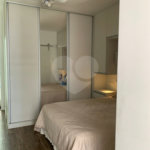 Sobrado com 3 quartos e garagem para 5 veículos.