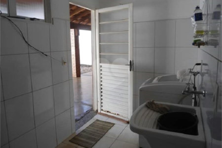 Casa Térrea com dormitórios, sendo 2 suítes.
