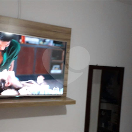 Casa térrea com 3 dormitórios, sendo 1 suíte.