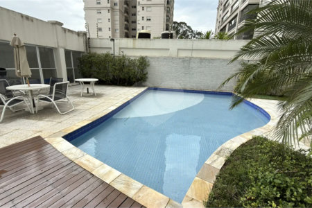 Apartamento de 155 m² com 4 dormitórios, varanda e 2 vagas de garagem. Condomínio com piscinas adulto, infantil e aquecida, lazer e portaria 24 horas.
