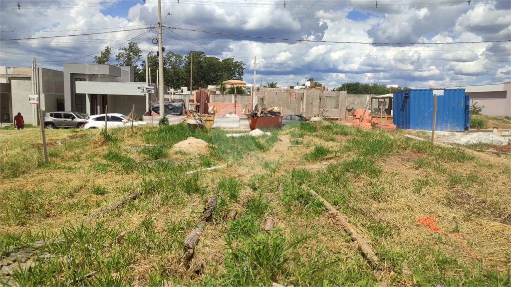 Lote à Venda em São Carlos, no Condomínio Villeneuve I