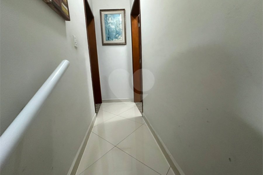 Venda Jaraguá: Sobrado com Suíte, Quintal Gourmet e Móveis Planejados