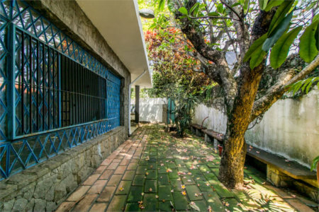 Casa à venda em Moema de 280m² com 4 dormitórios, sendo 1 suíte e 2 vagas de garagem.