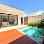 Casa térrea com 3 suítes no Condomínio Residencial Viena em Indaiatuba-SP - Acabamento de alto padrão - R$ 1.690.000,00 - AT 250 m² - AC 158 m² - 3 suítes,, sendo 1 suíte master com closet - Sala para dois ambientes (estar e jantar) - Cozinha planejada com ilha cooktop, forno elétrico e micro-ondas,