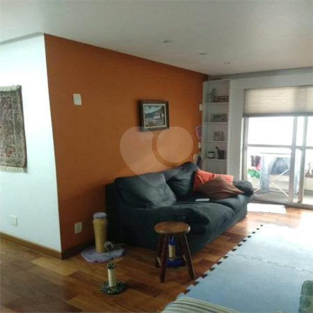 Apartamento na Vila Nova Conceição de 100m2 com 2 dorms, 1 suíte , 3 banheiros, 2 vagas. Estuda permuta.