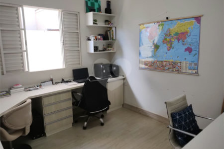 Casa à venda com 4 quartos, sendo 2 suítes, no condomínio Residencial Jardim das Palmeiras, Vinhedo - SP