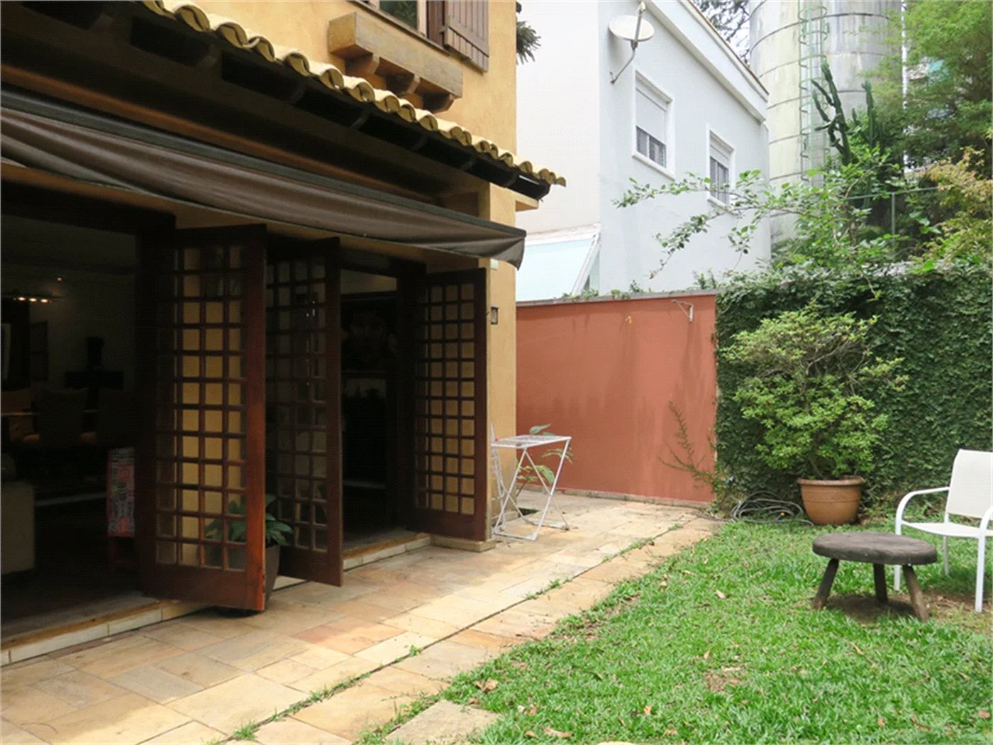 Casa à venda com 4 quartos, sendo 2 suítes, no condomínio Vila das Flores, São Paulo - SP