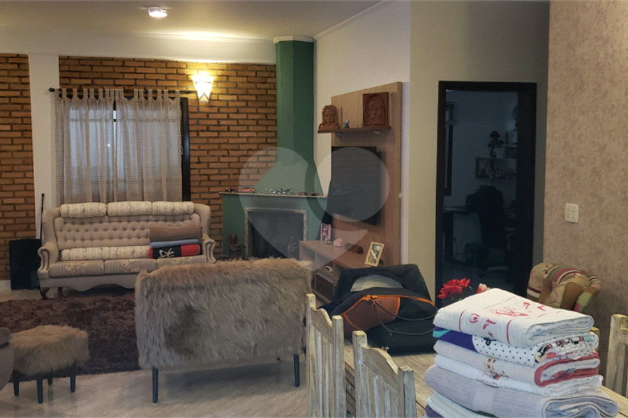 Casa à venda com 3 quartos, sendo 1 suíte, no condomínio Alpes da Cantareira, Mairiporã - SP