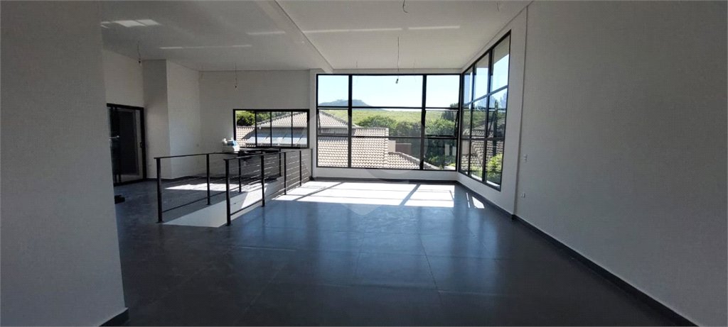 Casa à venda com 4 suítes no condomínio Figueira Garden, Atibaia - SP