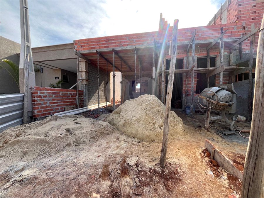 Casa à venda com 2 quartos, sendo 1 suíte,  no condomínio Tivolli, Itapetininga - SP