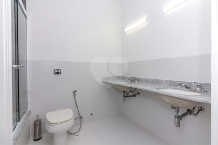 Casa à venda com 4 quartos, sendo 2 suítes, no condomínio Stephanie, São Paulo - SP