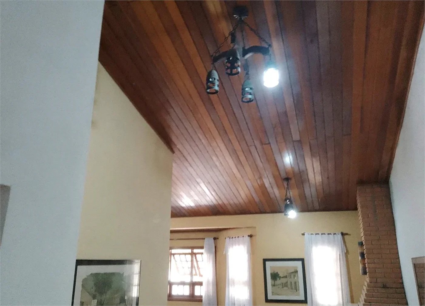 Casa à venda com 4 quartos, sendo 1 suíte, no condomínio Quinta da Cachoeira, Embu das Artes - SP