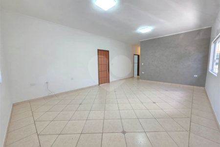 Casa à venda com 3 quartos, sendo 1 suíte, no condomínio Residencial Jardim das Palmeiras, Vinhedo - SP