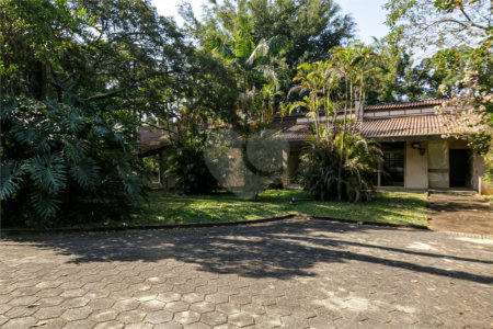 Casa à venda com 5 quartos, sendo 3 suítes, no condomínio Chácara Flora, São Paulo - SP