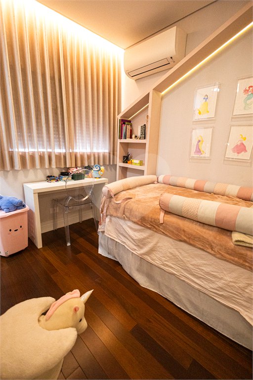 Apartamento à venda com 5 quartos, sendo 4 suítes,  em Parque Reboucas, São Paulo, SP
