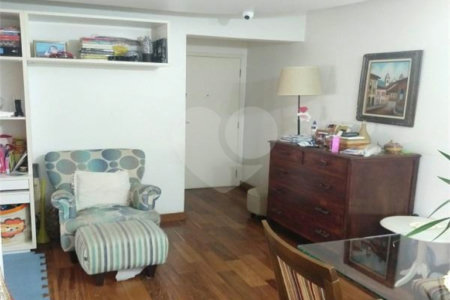 Apartamento na Vila Nova Conceição de 100m2 com 2 dorms, 1 suíte , 3 banheiros, 2 vagas. Estuda permuta.