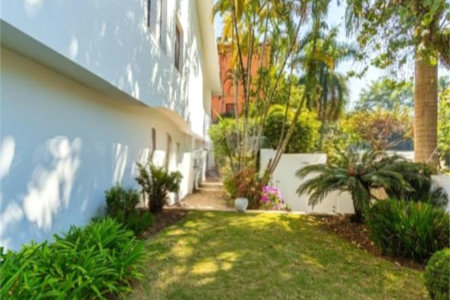 Casa à venda com 4 quartos, sendo 2 suítes, em Vila Morumbi, São Paulo, SP