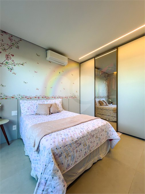 Indaiatuba - Quintas da Terracota - 1252 m² de terreno - casa térrea com 514 m² de área construída -3 vagas de garagem cobertas e 3 descobertas Lavabo - Sala de estar e jantar amplas e integradas - Escritório privativo - Cozinha toda equipada com geladeira, forno, micro-ondas, lava-louças,