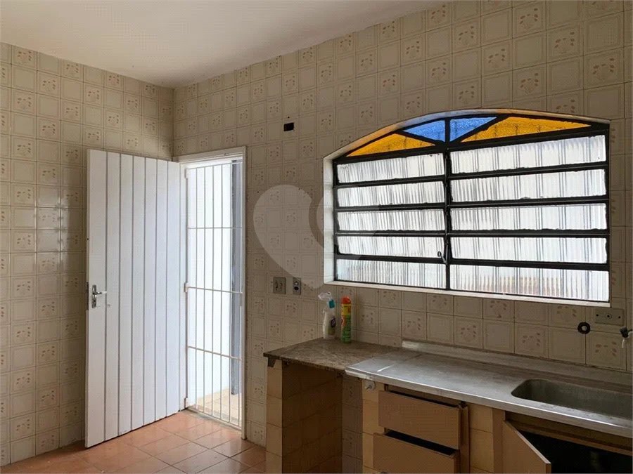 Casa espaçosa com 3 quartos, suíte, quintal e 2 vagas na Vila Santa Catarina