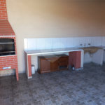 Casa térrea com 3 dormitórios, sendo 1 suíte.