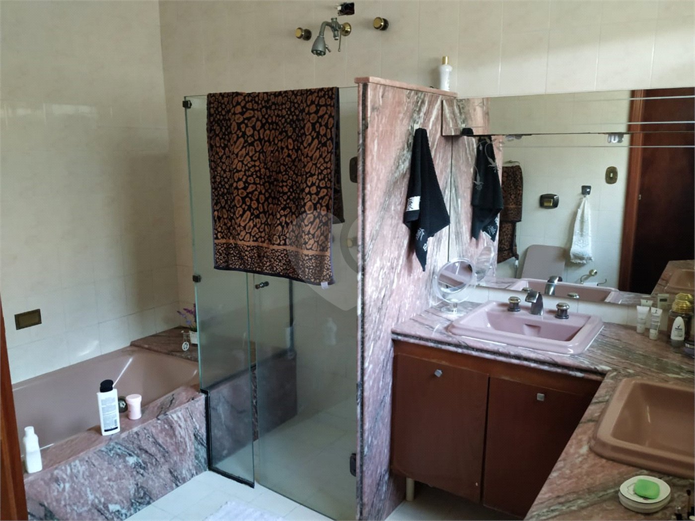 Casa à venda com 5 quartos, sendo 3 suítes,  no condomínio Portella, Itu - SP