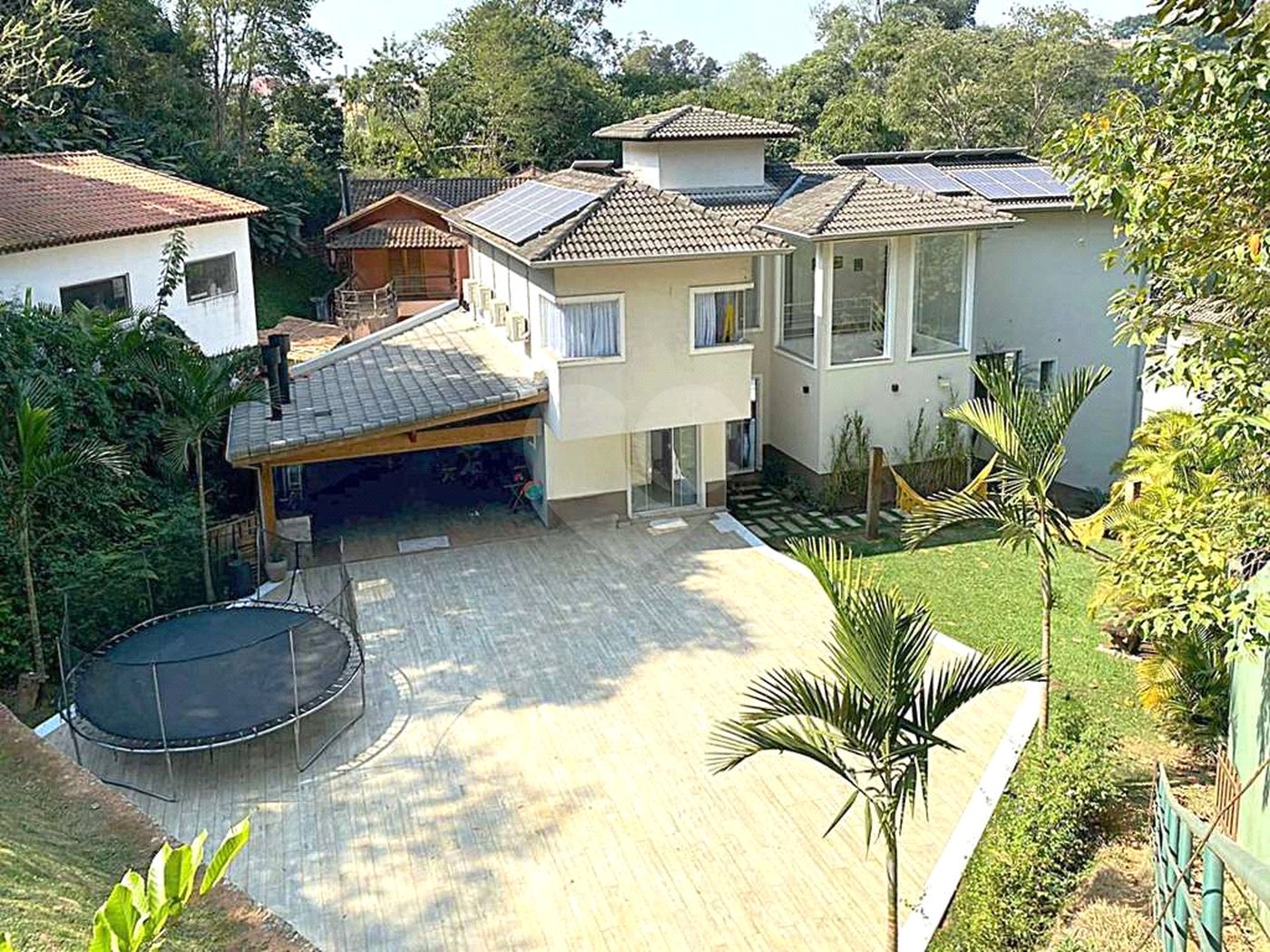 Casa à venda com 4 quartos, sendo 3 suítes, no condomínio Vilarejo, Carapicuíba - SP