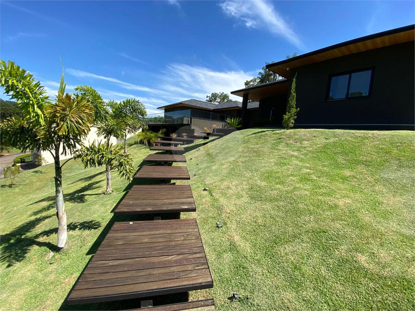 Casa à venda com 4 quartos, sendo 3 suítes,  no condomínio Jardim das Palmeiras, Bragança Paulista - SP